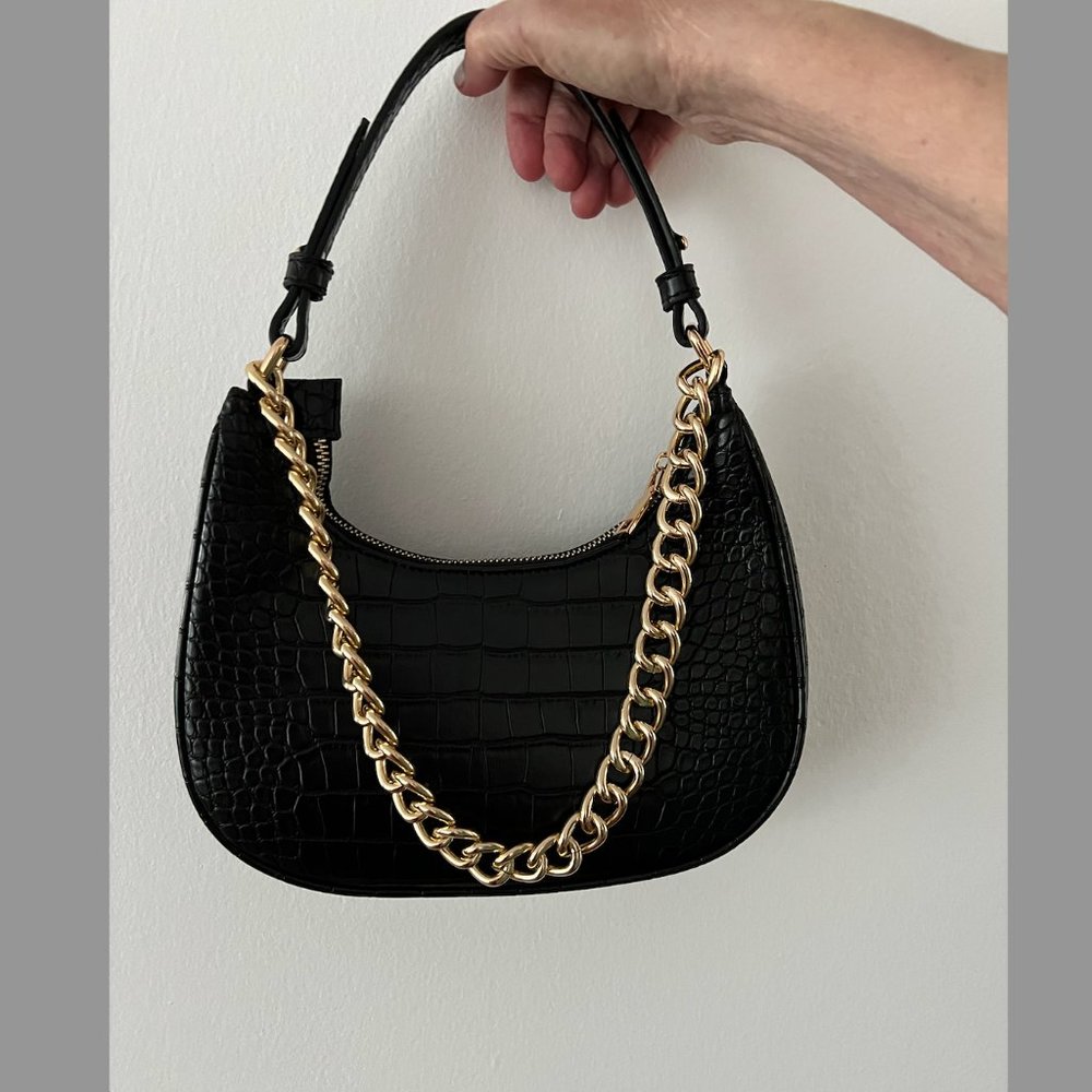 Trendy Black Pho Crocodile Handbag with Gold Chain